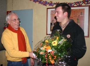 Robert Linnemann gratuliert Joachim Mücke für seine Dienste als Kassierer!